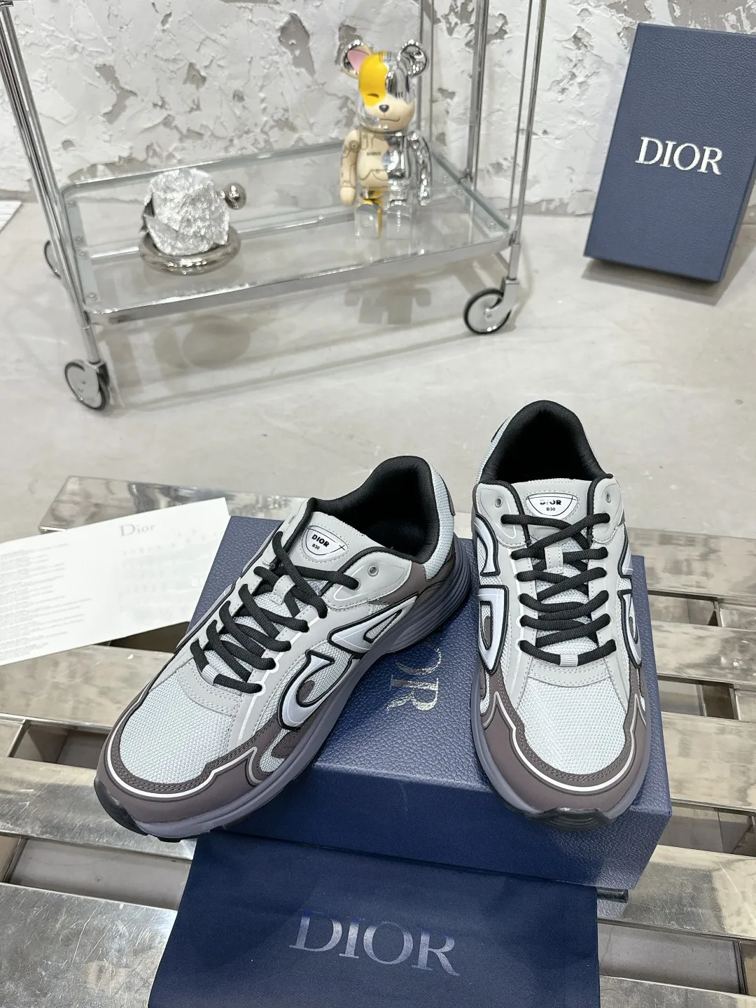 Men's men's shoes 💰600❤️❤️❤️High version Dior Dior's latest color matching B30 series reflective dad sneakers original 17380💰 purchased for development and production Brand new B30 sneakers Dad Shoes style shoes that follow the trend of the retro market The Dior logo on the tongue also indicates that this pair of shoes is the B30 model! B30 uses fine-textured leather and mesh cloth materials to form a shoe body. There are conspicuous letters CD on both sides of the shoe body to indicate identity. Many lines on the shoe body outline details to make the shoes look less monotonous and full of retro flavor. The delivery counter is exquisitely packaged🛍📦 ▪️Fabric: Original customized technical fabric + mesh ▪️Inner lining: Customized breathable lining ▪️Outsole: Original molded IP foam + TPU outsole ▪️Sole thickness: 3.5CM ▪️Size: Women’s size 35-40 / Men’s size 39-46